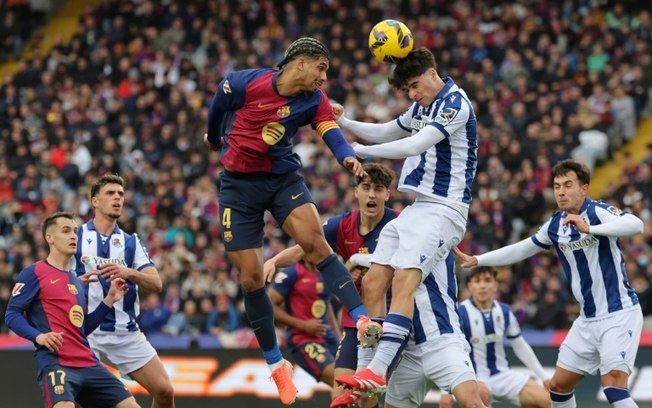 Ronald Araújo sobe para marcar o terceiro gol do Barcelona na vitória sobre a Real Sociedad por 4 a 0 neste domingo, pelo Campeonato Espanhol Ronald Araújo sobe para marcar o terceiro gol do Barcelona na vitória sobre a Real Sociedad por 4 a 0 neste domingo, pelo Campeonato Espanhol