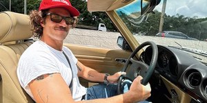 Chay Suede dirige carro antigo avaliado em até R$ 400 mil