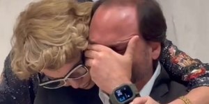 Carlos Bolsonaro chora ao receber homenagem na Alesp