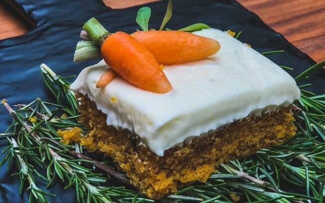 Por fim, finalize seu menu inspirado na páscoa com um bolo de cenoura com ingredientes especiais, pensado pelo Chef Gustavo Rozzino.