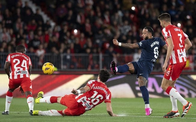 Memphis Depay em disputa de bola com jogadores do Almería - Foto: Jorge Guerrero/AFP via Getty Images