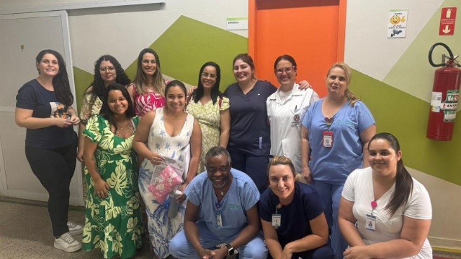 Dr. Adriano (agachado), Tayná (em pé, a 3ª da dir. para a esq.), integrantes da equipe de Enfermagem da Santa Casa e as seis gestantes que visitaram o hospital esta semana