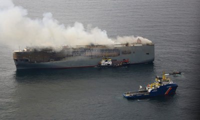 Navio com 3 mil carros pega fogo no Pacífico e é abandonado