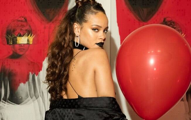 Mesmo indicada em oito categorias, Rihanna virou assunto no Grammy por ser pega com garrafa de bebida