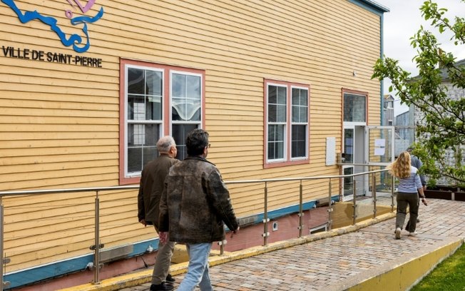 Eleitores chegam a um local de votação na ilha de Saint Pierre, no arquipélago francês de Saint Pierre e Miquelon, em 29 de junho de 2024