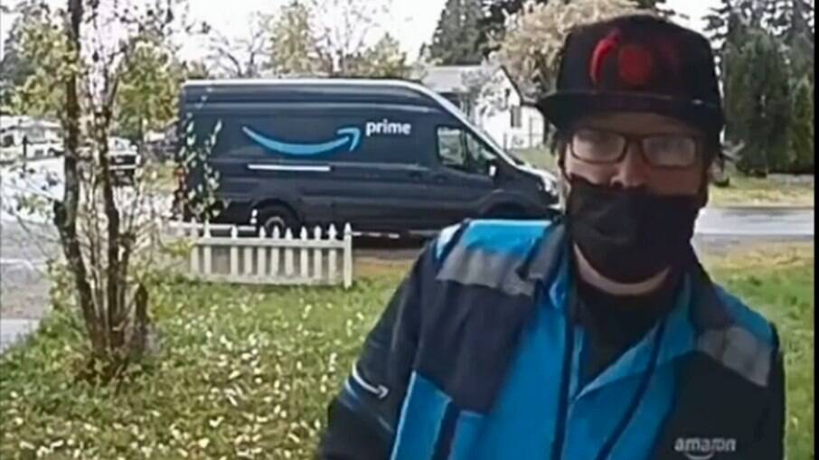 Motorista da Amazon faz dancinha em frente a uma câmara na porta de um cliente: vídeos viram febre no TikTok 