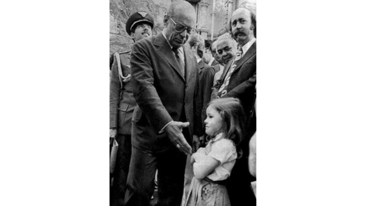 Foto de garota não cumprimentando o presidente Figueiredo Foto de garota não cumprimentando o presidente Figueiredo