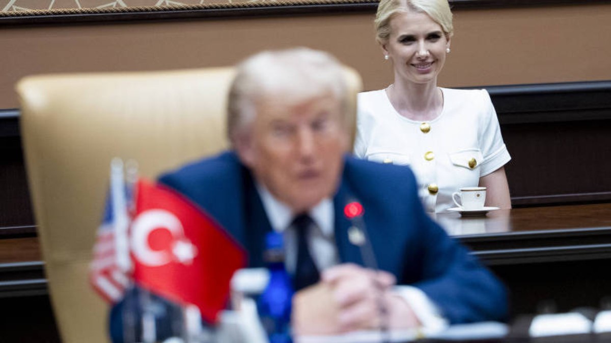 Natalie Harp acompanha Trump de perto e ganhou o apelido de 'impressora humana' Natalie Harp acompanha Trump de perto e ganhou o apelido de 'impressora humana'