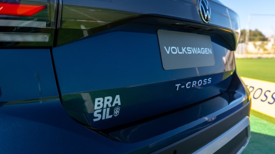 Traseira do T-Cross Seleção exibe identificação exclusiva da edição comemorativa ligada ao futebol. Traseira do T-Cross Seleção exibe identificação exclusiva da edição comemorativa ligada ao futebol.
