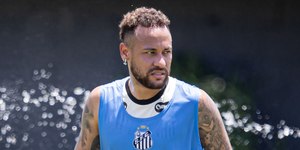 "É o rei": jogador da Chapecoense defende Neymar de críticas