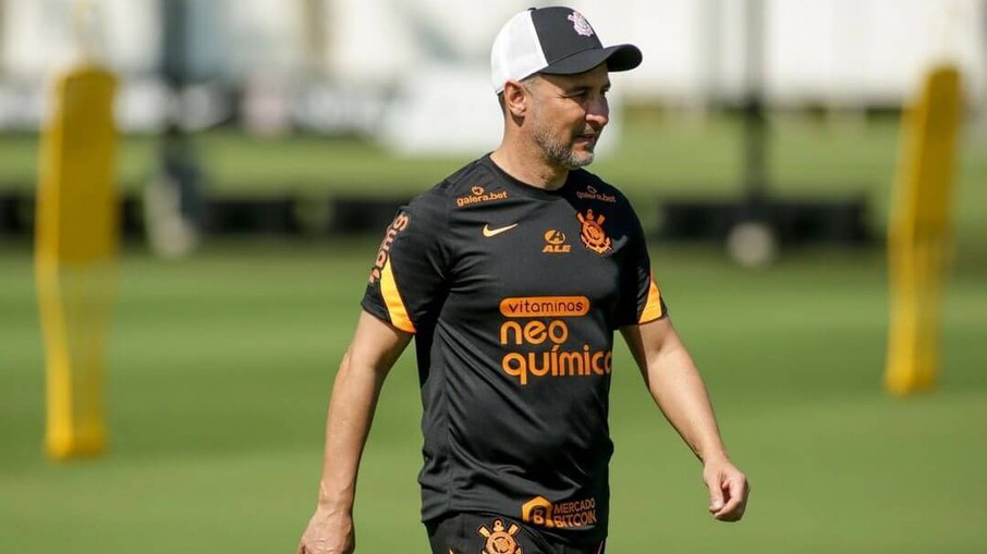 Vitor Pereira é técnico do Corinthians
