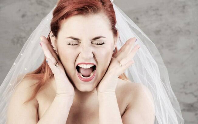 A noiva ficou tão estressada diante de tanta confusão que bateu na cunhada na festa de casamento