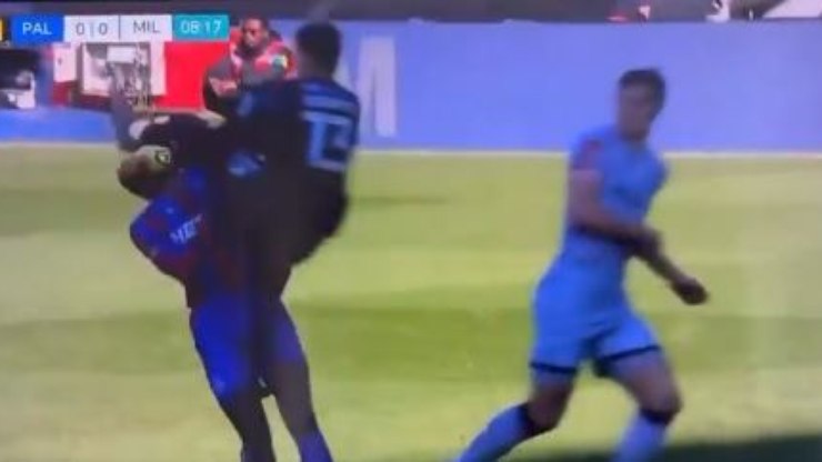 Vídeo: goleiro acerta adversário com 'voadora' em cena chocante