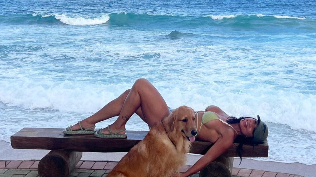 Scheila Carvalho faz passeio em praia com cachorra de estimação