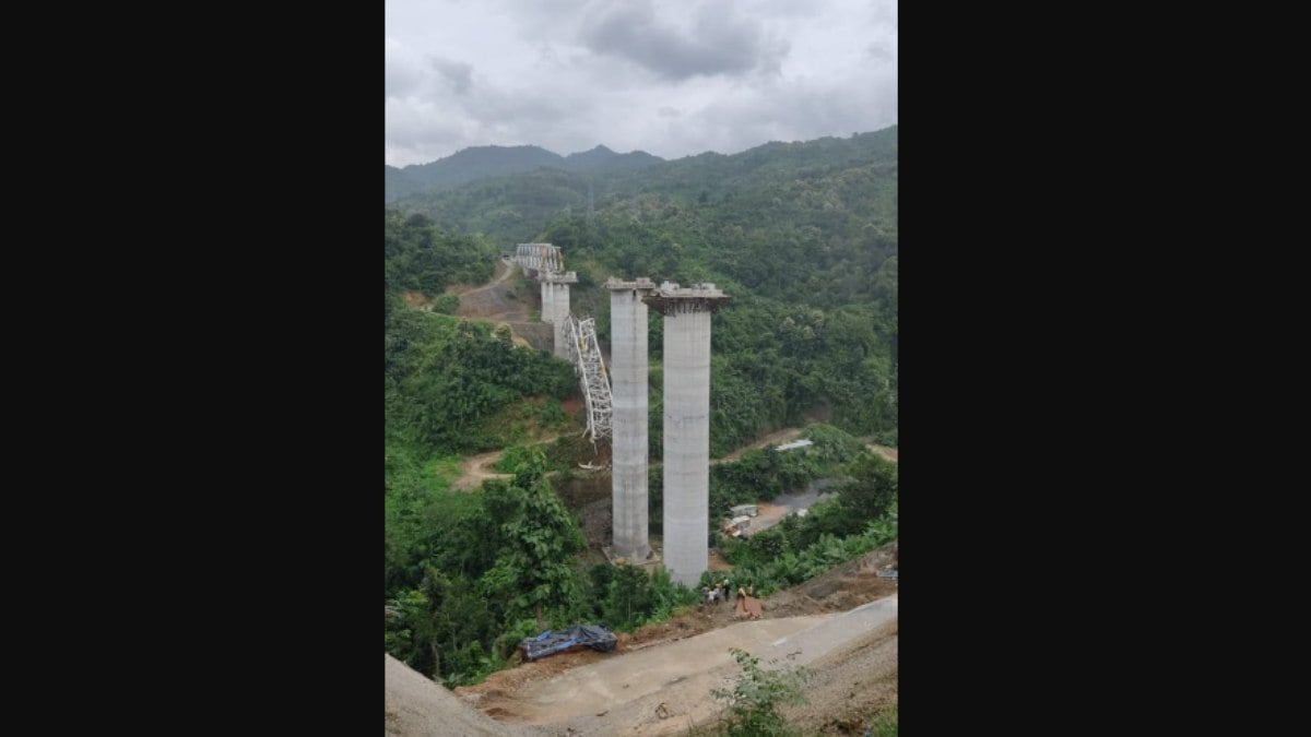 Ponte ferroviária no estado de Mizoram, na Índia, desabou nesta quarta-feira (23)