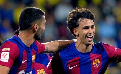 Barcelona bate Cádiz e ainda sonha com título espanhol