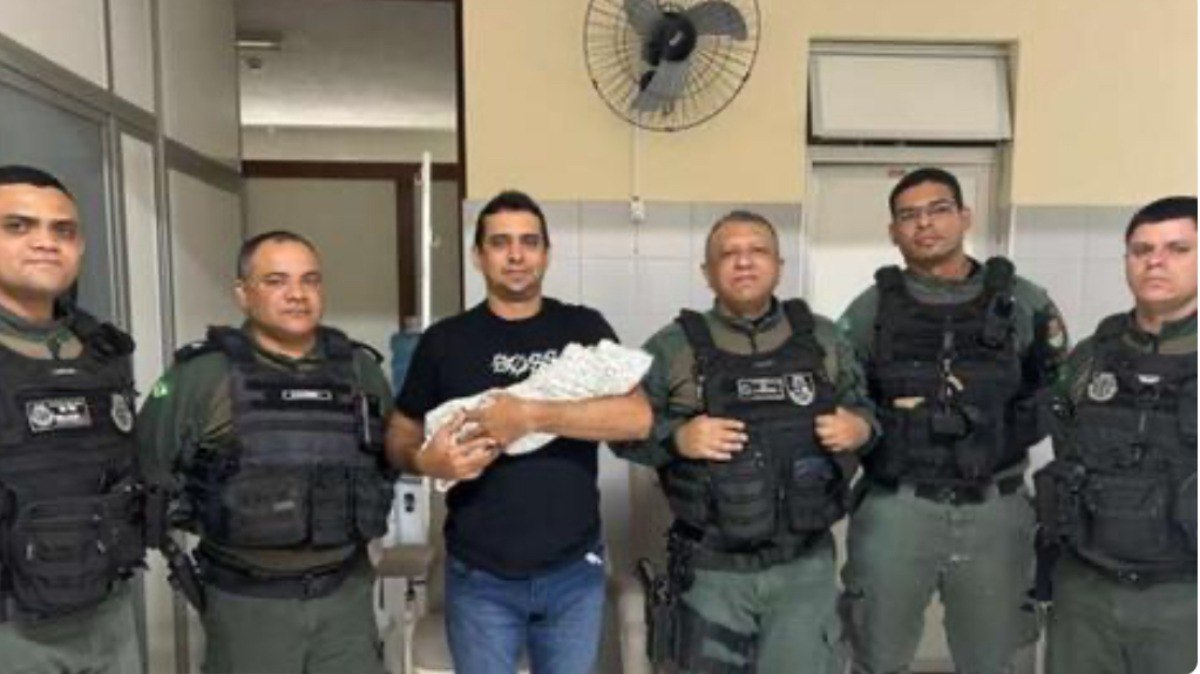 PMs encontraram recém-nascida com vida PMs encontraram recém-nascida com vida