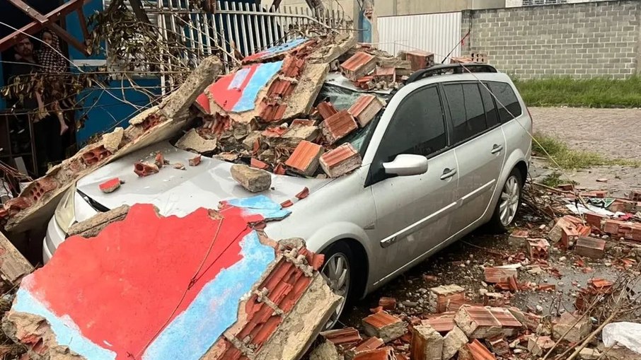 Carro ficou destruído após passagem do tornado