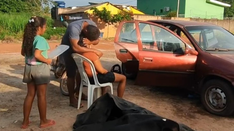 Marido de Josiane consolou ela após chegar do trabalho Marido de Josiane consolou ela após chegar do trabalho