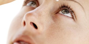 Usar colírio para suavizar espinhas pode causar irritação na pele
