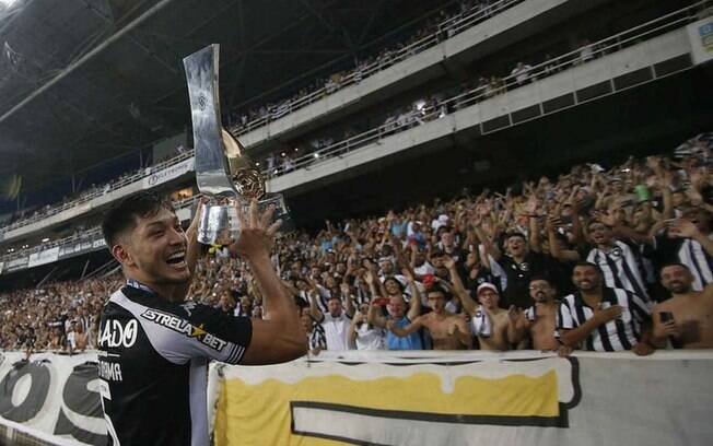 Botafogo resolve pendências do ano passado, e Luís Oyama assina contrato com o clube