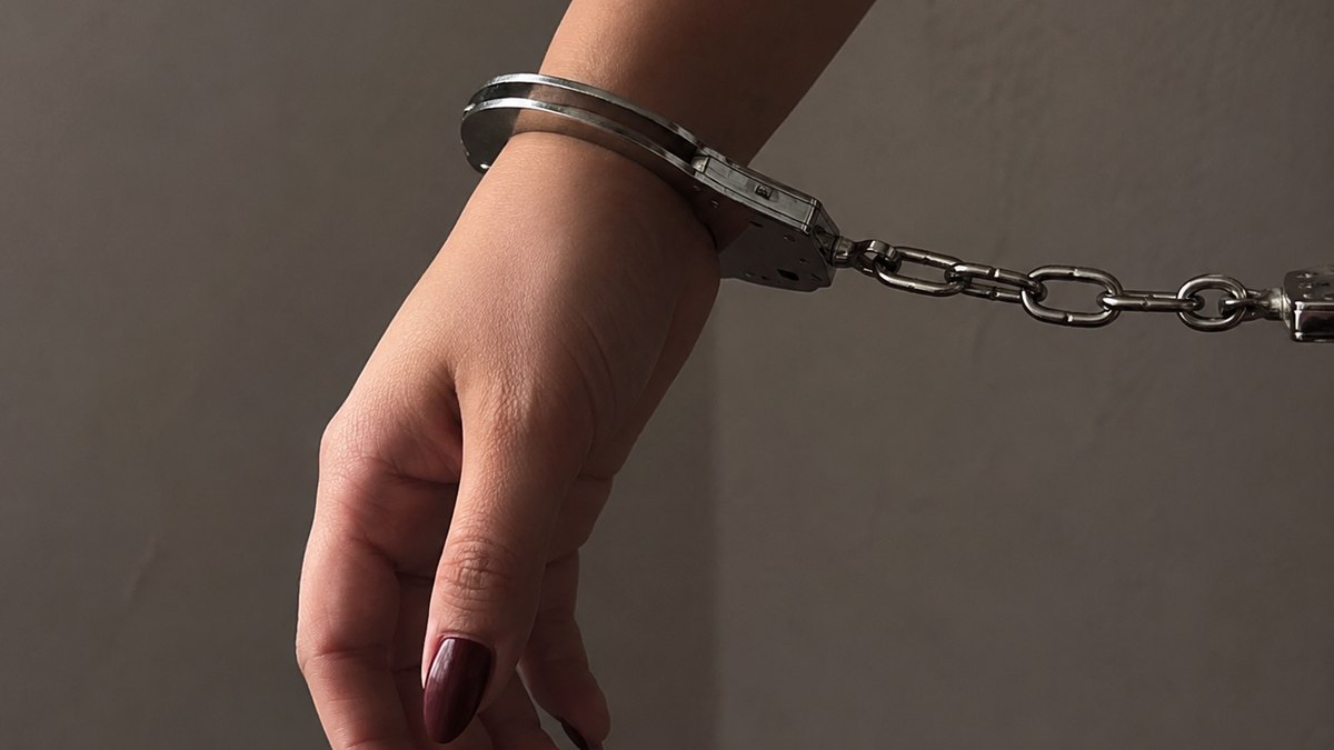 Mãe deixa bebê sozinho em casa para sair com amigos