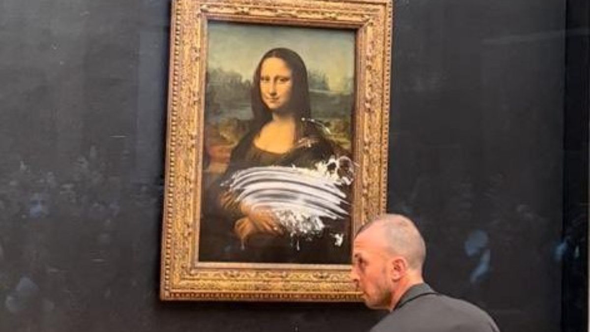 Un visitante enmascarado arroja un pastel a la Mona Lisa en el Louvre;  ver |  Globalismo