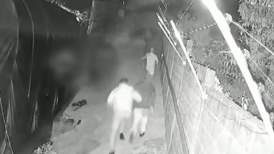 Imagens de câmeras de segurança mostram ação dos bandidos, que cortaram rede elétrica de segurança e invadiram metalúrgica, em Valinhos