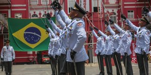 Bombeiros RJ abre concurso com salário inicial de até R$ 5 mil
