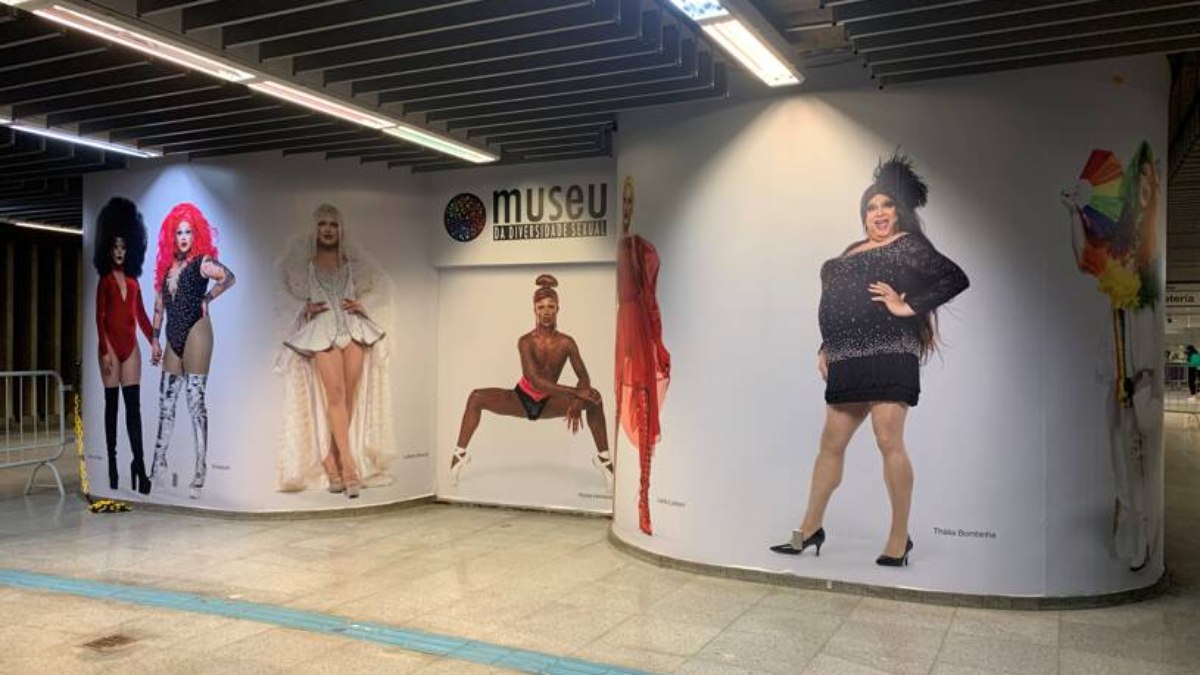 Museu da Diversidade Sexual envelopado com fotos de drag queens para a exposição 'Duo Drags'; mostra aconteceria no dia seguinte ao fechamento do museu determinado por liminar