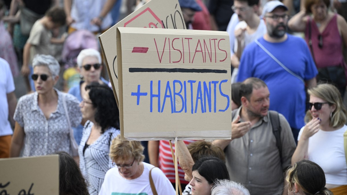 Manifestantes marcham durante um protesto contra o turismo de massa no beco Las Ramblas, em Barcelona, no dia 6 de julho de 2024