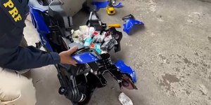 Mulher é presa com canetas emagrecedoras dentro de brinquedo
