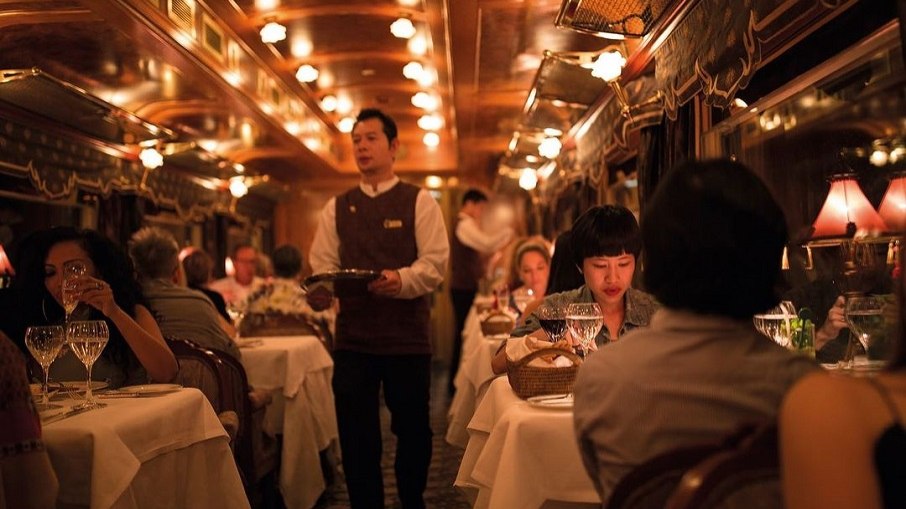 Restaurante do trem de luxo The Eastern & Oriental Express, da Belmond, que faz itinerário no Sudeste Asiático