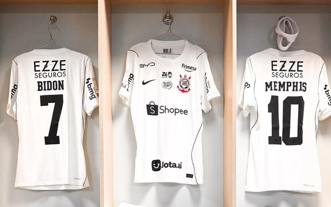 Camisa corintiana repleta de patrocinadores