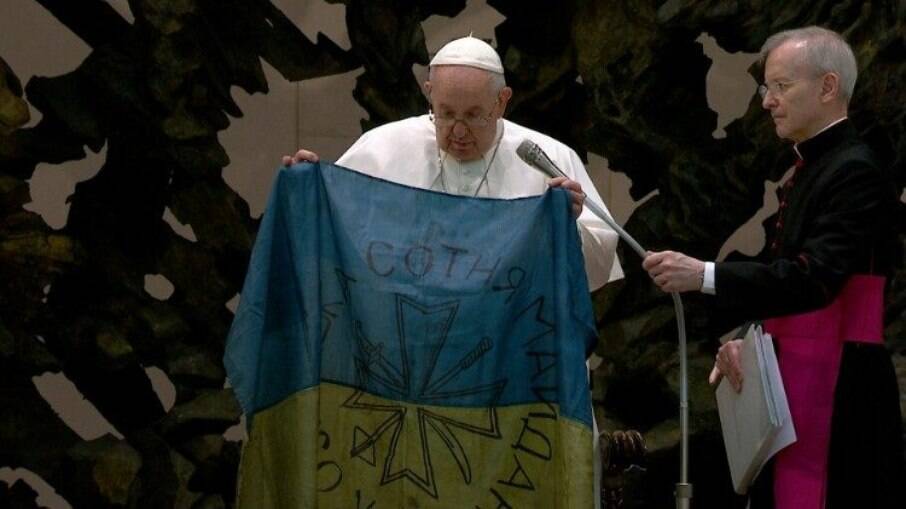 Papa exibe bandeira da Ucrânia
