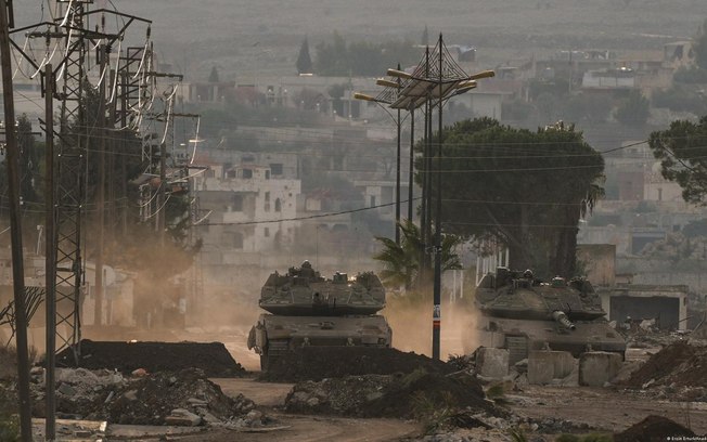 Tropas israelenses destroem casas e ruas em Quneitra. próximo às Colinas de Golã Tropas israelenses destroem casas e ruas em Quneitra. próximo às Colinas de Golã