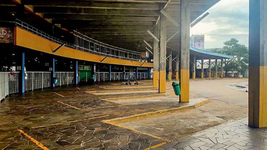 Desde o início das enchentes, as viagens interestaduais foram extraordinariamente transferidas para o terminal rodoviário do município de Osório, no litoral norte do estado