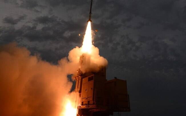 Na imagem, míssil é visto em um teste balístico de Israel; ataque a Israel ocorreu com 20 mísseis nas Colinas de Golã