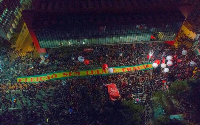 Manifestantes protestaram em São Paulo contra a condenação de Lula e pediram a saída do presidente Michel Temer