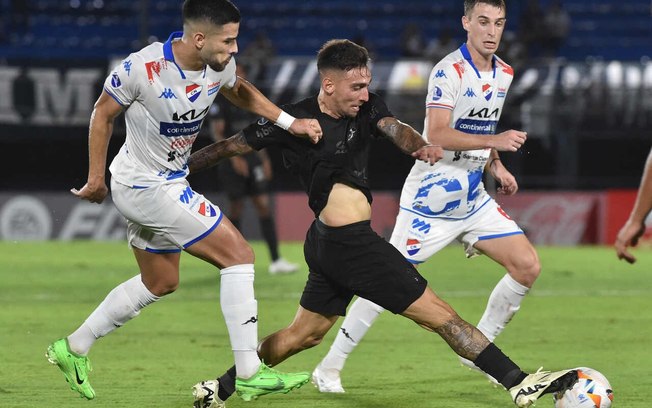 Corinthians cresce no segundo tempo e vence o Nacional no Paraguai - Foto: NORBERTO DUARTE/AFP via Getty Images