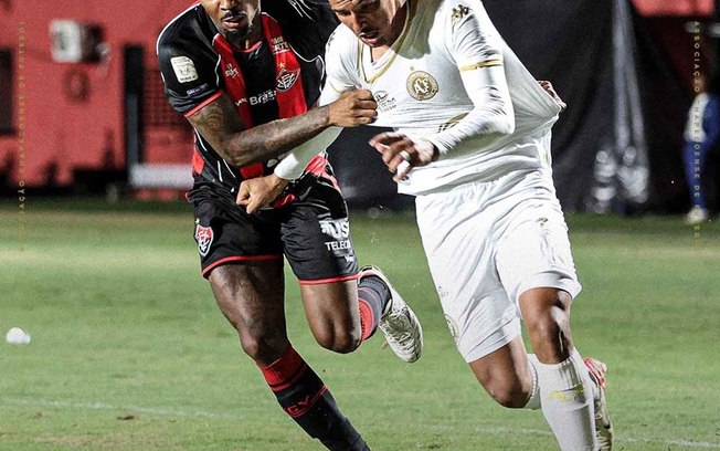 Jogadores do Vitória celebram triunfo sobre o Chape, no Barradão