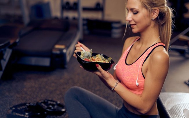 Saiba o que comer antes e depois de treinar para ter mais resultados na academia