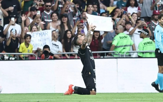 Quarteto ofensivo acompanhado de Bontempo e Rodinei após vitória sobre o Fluminense