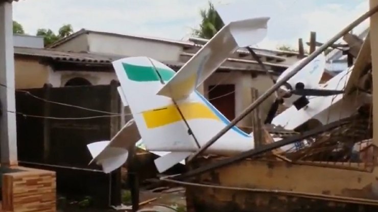 Avião cai sobre casa em GO e vazamento de combustível preocupa