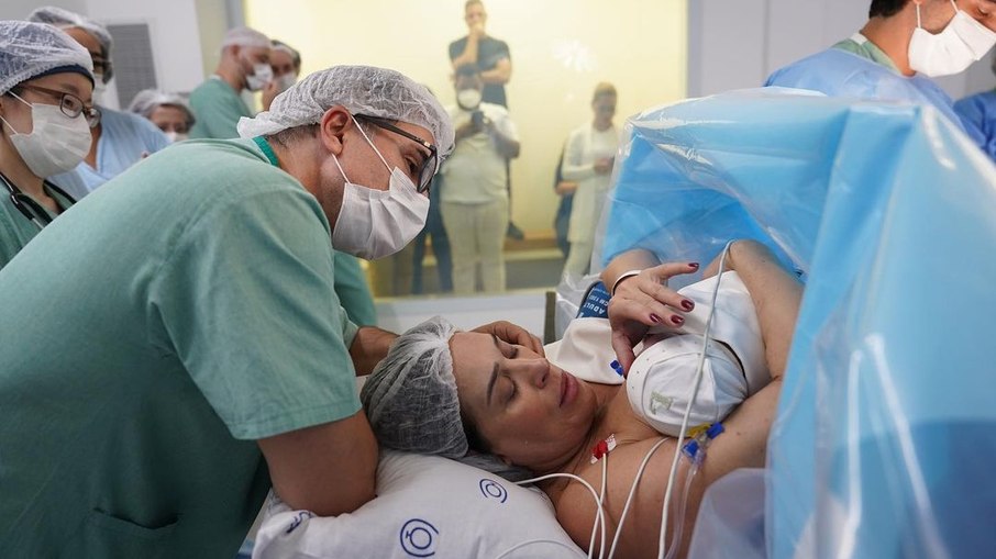 Jarbas Homem de Mello e Claudia Raia pouco depois do parto do primeiro filho do casal