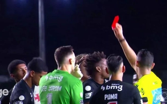 Cauan Barros foi expulso aos 17 minutos do primeiro tempo