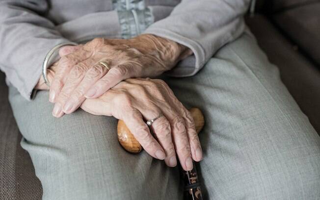 Muitos lares comportam, ao mesmo tempo, crianças em idade escolar e idosos Muitos lares comportam, ao mesmo tempo, crianças em idade escolar e idosos