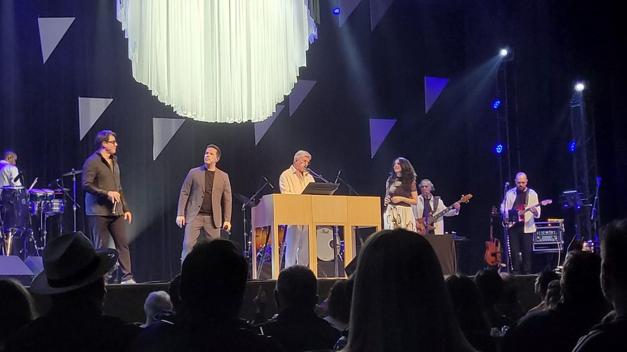 Ivan Lins ao lado do filho Cláudio Lins, Pedro Mariano e Tatiana Parra Ivan Lins ao lado do filho Cláudio Lins, Pedro Mariano e Tatiana Parra
