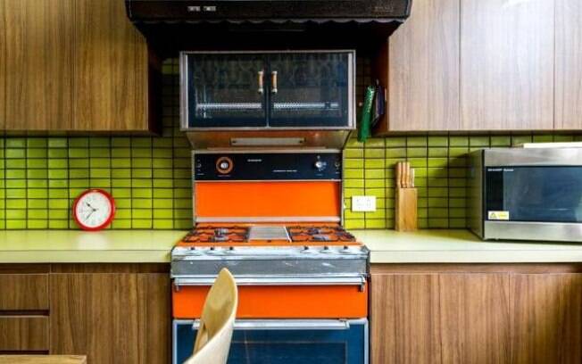 Na cozinha, uma mistura de cores fortes e revestimentos diferentes dá o ar de casa dos anos 40