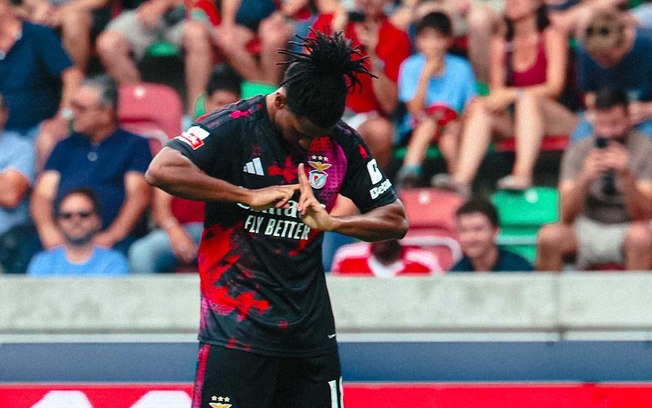 Jogadores do Benfica comemoram um dos gols na vitória sobre o Marítimo